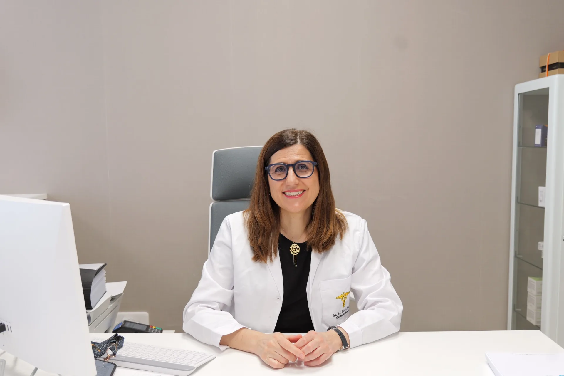 Dra. Carmen García-Donoso atendiendo en consulta de dermatología en Quantum Pío XII, Madrid